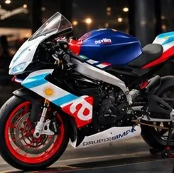 Su moto de velocidad, una Aprilia con los colores argentinos