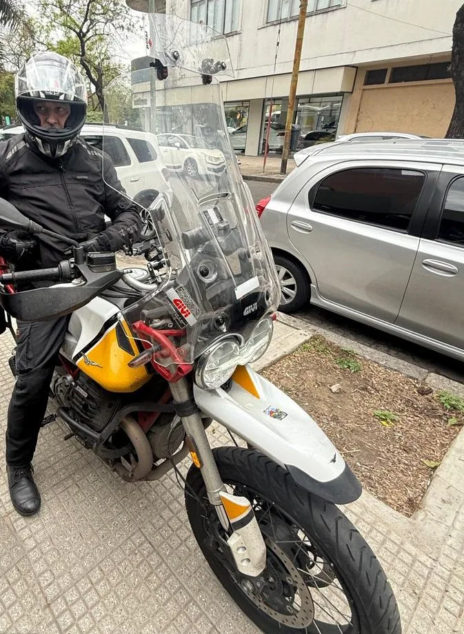 Ramiro sobre su Moto Guzzi V85 TT, con la cámara ya montada en el parabrisas