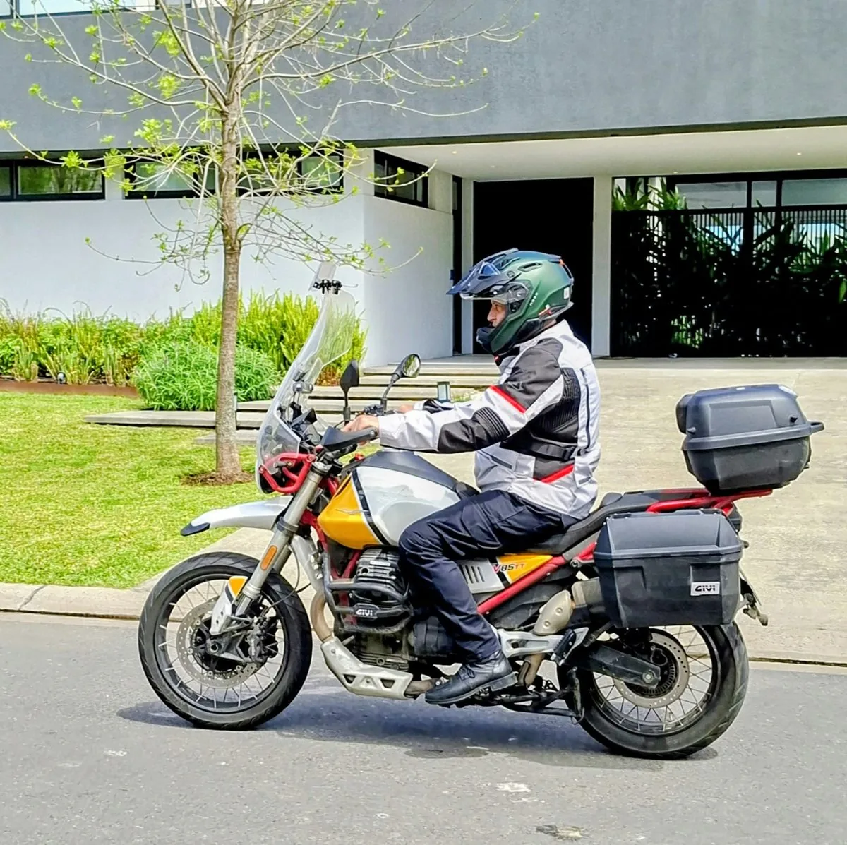 Ramiro Vergez Kenny en su Moto Guzzi V85 TT, casco verde
